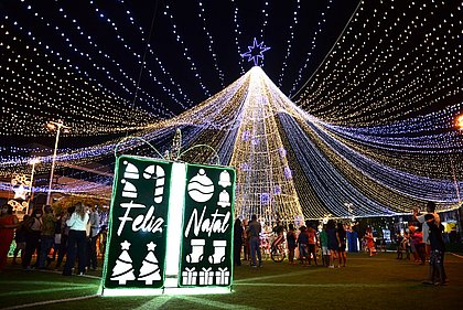 É Natal no Subúrbio: Praça da Revolução tem iluminação natalina inaugurada