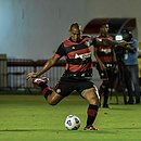 Walter em ação com a camisa do Vitória no jogo contra o Rio Branco, pela Copa do Brasil