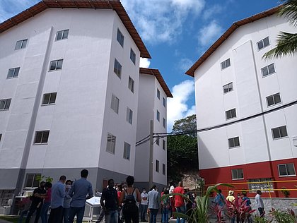 Moradores carentes recebem apartamentos novos no Costa Azul