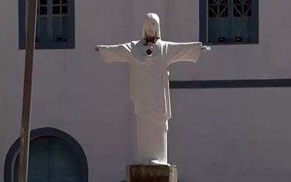Homem é preso por destruir braços de imagem histórica de Jesus Cristo em Prado