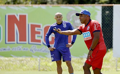 No Fazendão, Nino Paraíba recebe orientação do técnico Roger Machado