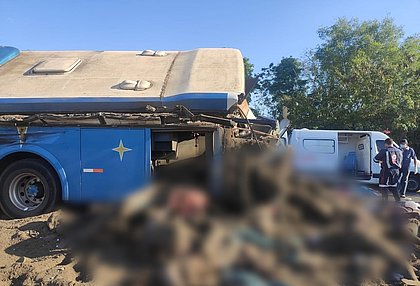 Acidente entre ônibus e caminhão deixa 41 pessoas mortas em SP