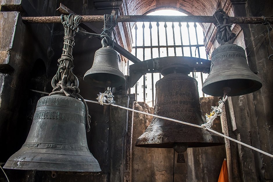 Torre principal, a do Santíssimo Sacramento, tem cinco sinos, incluindo o Crux Benedicta, ao fundo