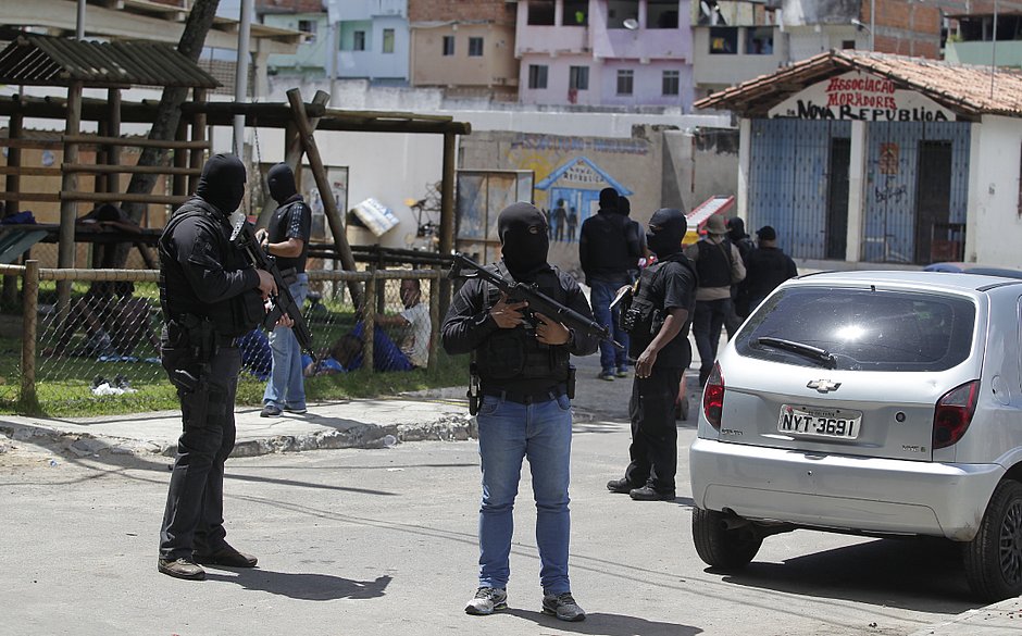 Policiais durante operação no Nordeste de Amaralina