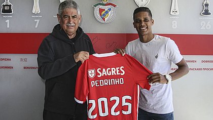 Pedrinho com o presidente do Benfica, Luís Filipe Vieira