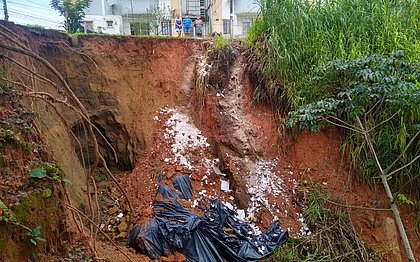 Chuva aumenta preocupação com cratera em condomínio na Boca da Mata