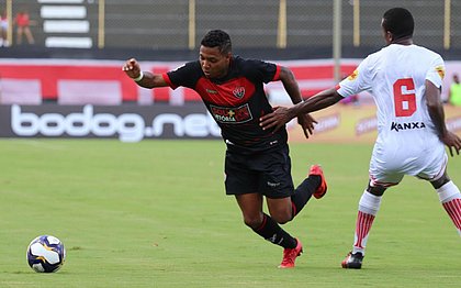 Atacante do Vitória, Luan Ferreira disputa bola com Nailson, do Moto Club