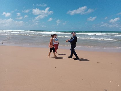Arrastão fiscal: operação da prefeitura retira banhistas de praias soteropolitanas