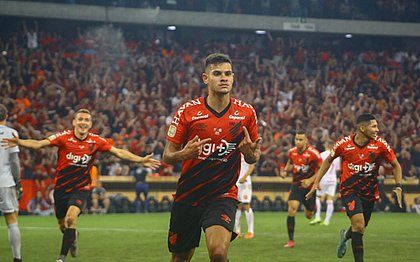Bruno Guimarães, ao centro, comemora o gol marcado no triunfo do Athletico sobre o Inter