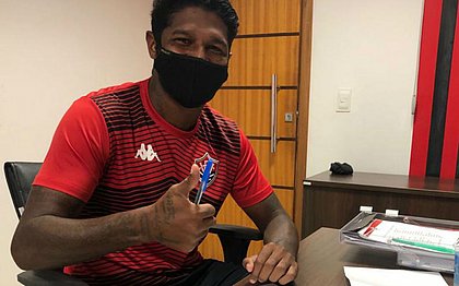 Rodrigo Andrade assina novo contrato com o Vitória