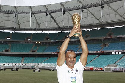 Cafu com réplica da taça da Copa do Mundo em visita à Fonte Nova, em 2014