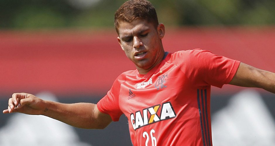 Após ser poupado, Cuéllar pretende jogar contra o Corinthians