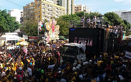 Uma multidão de fãs acompanham a banda O Poeta no Campo Grande
