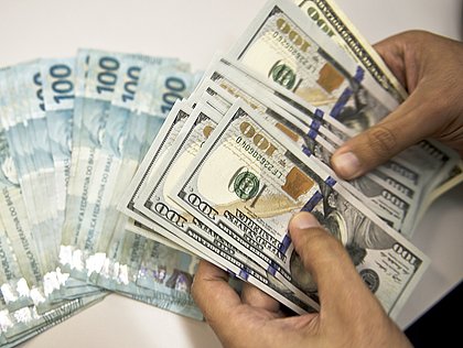 Dólar ronda R$ 5,76 com estresse por covid e riscos locais antes de Copom