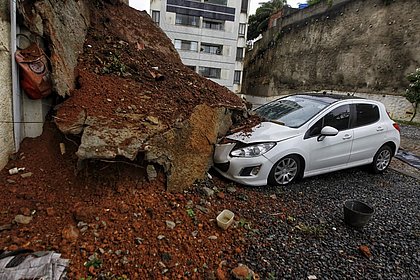 Contenção desabou sobre carros em condomínio na Boca do Rio
