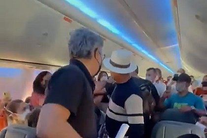 Homem tira máscara em voo que saiu de Salvador e é retirado de avião
