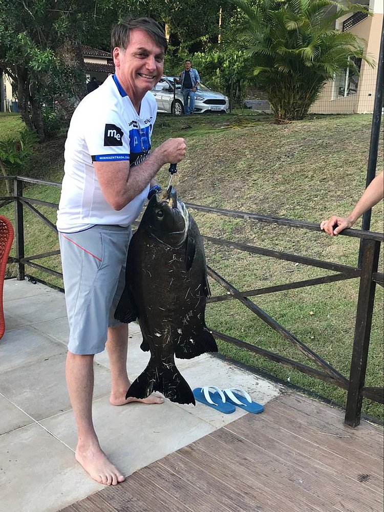 Bolsonaro vai à praia em base naval ao lado da filha Laura