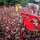 Torcida do Flamengo lota o Ninho do Urubu, no Rio