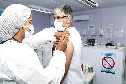 Prefeitura começa vacinação contra a covid-19 em ilha de Salvador