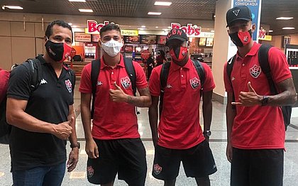 Técnica interino do Vitória, Rodrigo Chagas (esquerda) conversa com os jogadores no aeroporto de Salvador