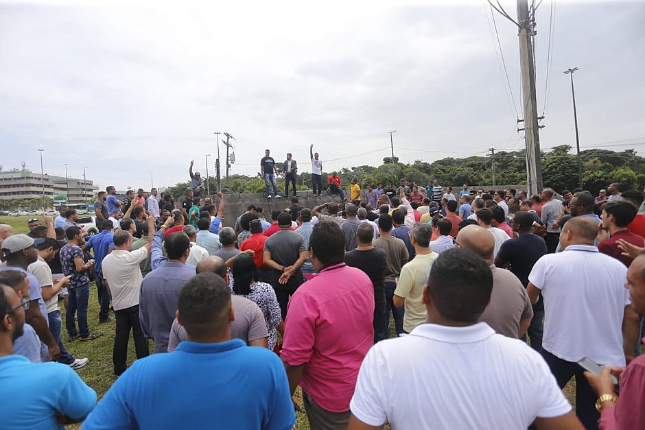 Resultado de imagem para fotoos de protestos de motoristas de aplicativo no cab