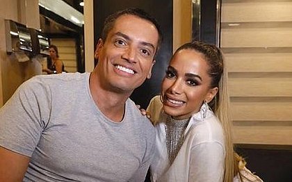 Anitta debocha de áudios vazados e manda indireta para Leo Dias ao vivo