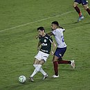 Gregore marcando Diogo Barbosa, do Palmeiras; volante tricolor recebeu terceiro cartão amarelo
