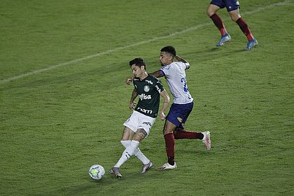 Gregore marcando Diogo Barbosa, do Palmeiras; volante tricolor recebeu terceiro cartão amarelo