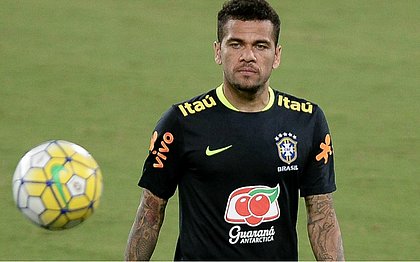 Baiano Daniel Alves será o capitão do Brasil na Copa América