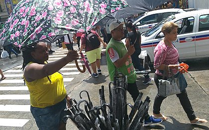 Ambulante diz que lucra até R$ 6 mil vendendo guarda-chuva: 'Rezo pra chover'