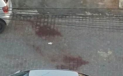 Marcas de sangue ficaram no local do crime