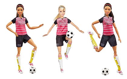 Barbie lança nova linha com bonecas jogadoras de futebol
