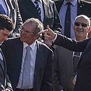 Sérgio Moro, à esquerda, disse a Bolsonaro, à direita, que deixa governo se auxiliar for demitido