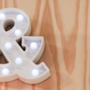 As letras luminosas em LED dão um ar moderno e pessoalidade à decoração do quarto infantil