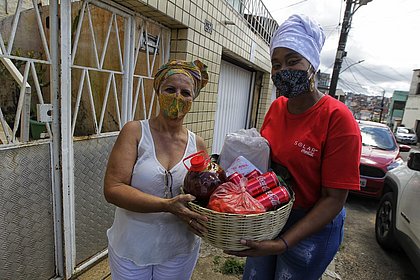 Sextou feliz: baianas de acarajé recebem kits para voltar a trabalhar
