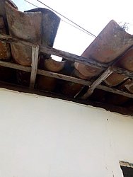 Telha caiu na casa da tia de Ramynes Dos Santos Xavier, moradora do distrito de Corta Mão, em Amargosa