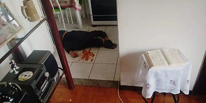 Homem usa ketchup para encenar a própria morte na web e escapar da polícia