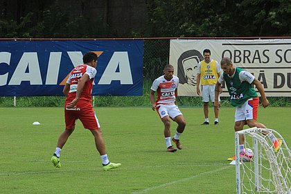 Edson (de costas), Nino (ao centro) e Nílton treinam com bola no Fazendão
