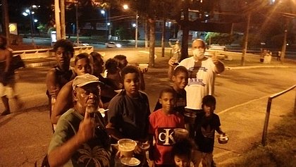 Salvador Unida: devotos de São Francisco Xavier distribuem sopa em Brotas