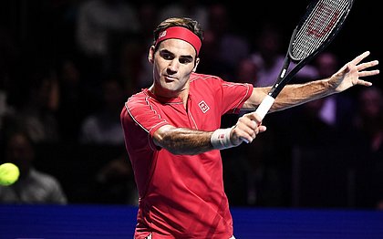 Federer arrasa mais um e avança no Torneio da Basileia