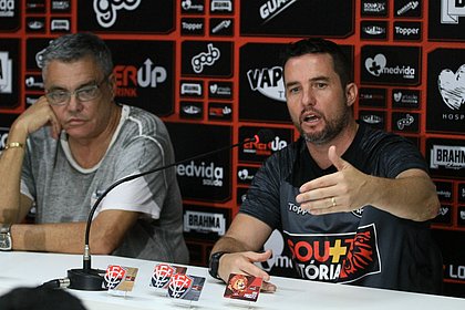 Paulo Carneiro e Osmar Loss no ato de apresentação do treinador, em maio
