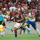 Gabigol sendo marcado por Juninho na partida entre Flamengo e Bahia no Maracanã