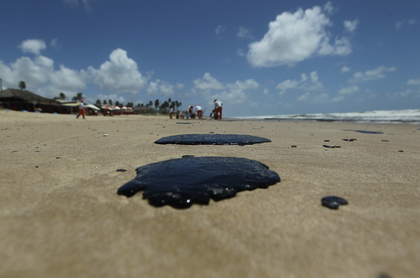 Agentes retiram óleo da praia em Conde