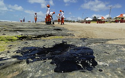 Mancha de óleo deve chegar a Salvador nesta quinta, diz oceanógrafo