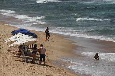Na praia da Barra, poucas pessoas se arriscaram a entrar na água 