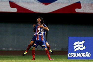 Juninho e Gilberto comemoram gol contra o Imperatriz