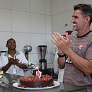 Vagner Mancini completa 51 anos e ganha bolo de chocolate da comissão técnica