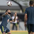 Jogador do São Paulo, Daniel Alves mostra intimidade com a bola durante treino da seleção brasileira