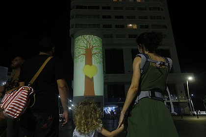 Projeção ilumina Edifício Oceania para celebrar plantação de 1 milhão de árvores na Bahia