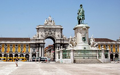 Os arocs da Rua Augusta, vistos da Praça do Comércio, em Lisboa, capital portuguesa